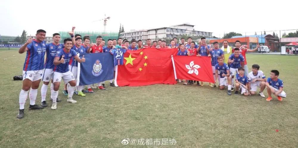 祝贺阿sir！香港警队世警会男足夺冠，他们举起五星红旗庆祝！